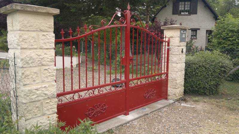 portail en métal rouge de qualité