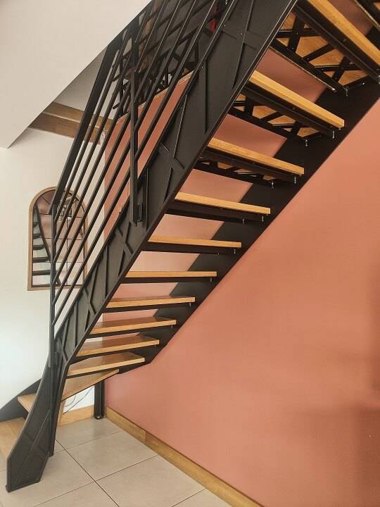 Escalier design industriel métal et bois près de Rouen - Gueville Benoit
