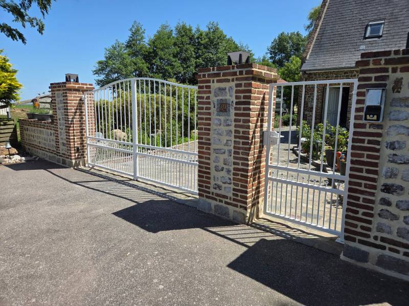 portail fer forgé blanc